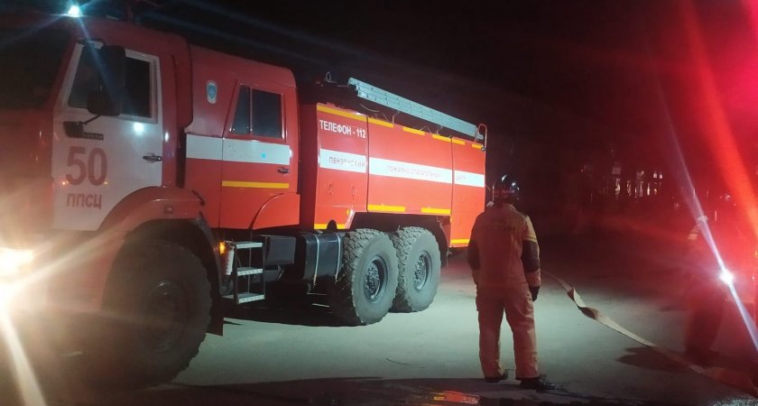 43 огнеборца тушили крупный пожар  на территории бывшего завода имени Фрунзе 