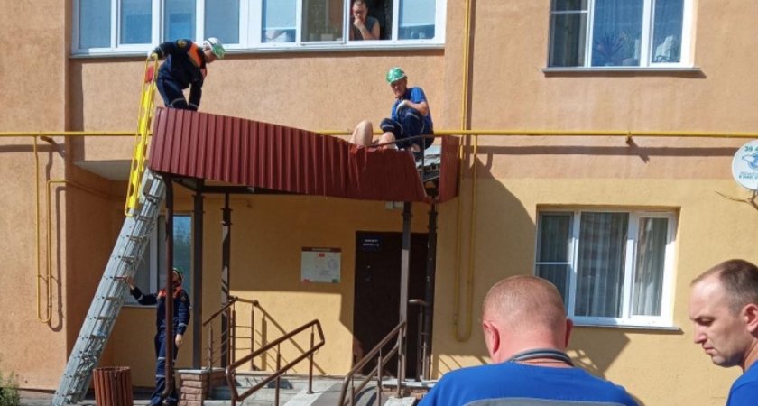 Упавшего с 7-го этажа на козырек подъезда пензенца эвакуировали спасатели 