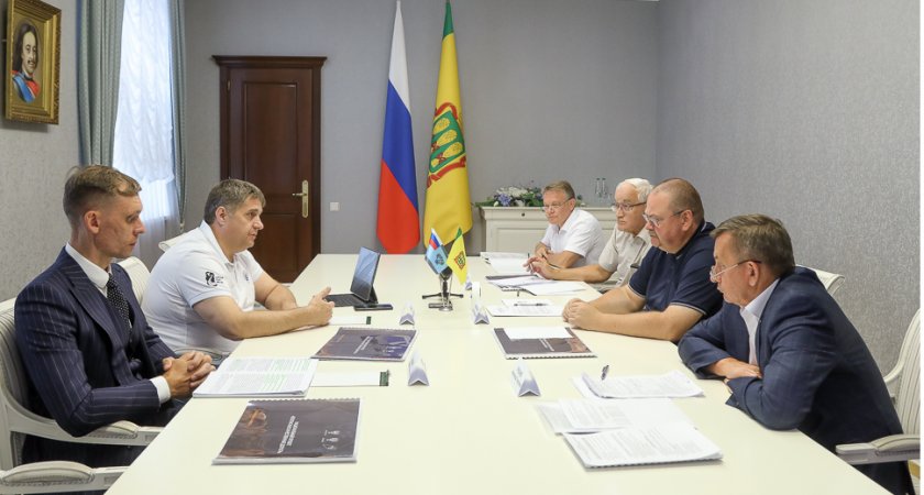 О планах развития дорожной сети Олег Мельниченко рассказал главе Росавтодора 