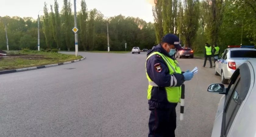 В Пензе полиция разыскивает водителя, который врезался в дорожный знак на улице Калинина