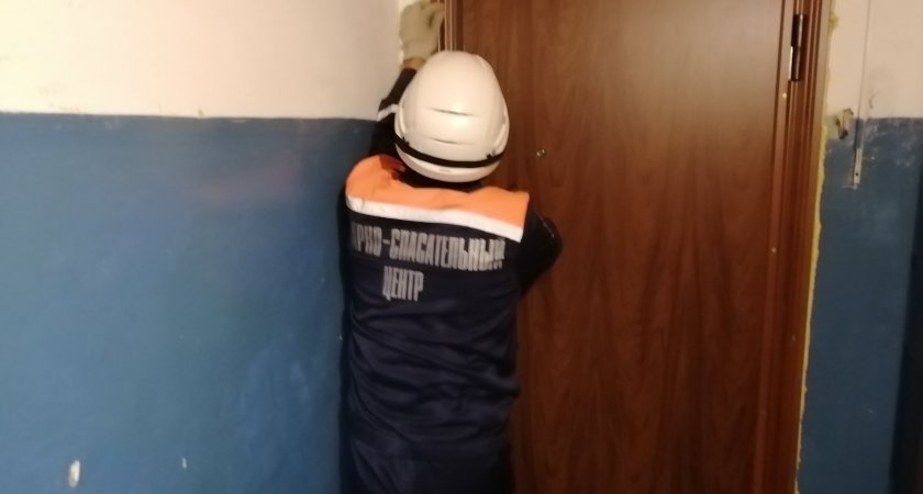 Пензенские спасатели вскрыли дверь квартиры, чтобы медики помогли больному 