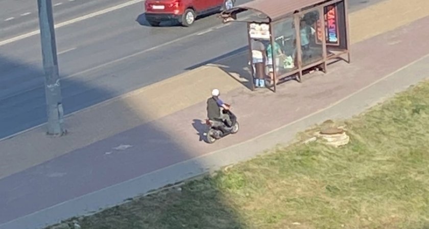 В Пензе заметили мужчину на скутере, который ехал по тротуару