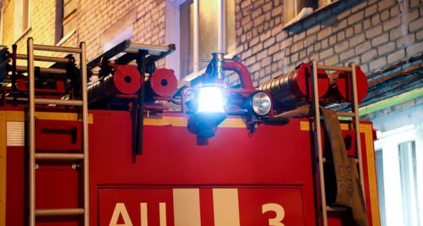 В Пензе горящую кладовку в 9-этажке тушили 10 пожарных