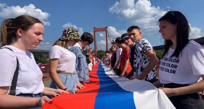 400 пензенцев растянули самый длинный флаг России в Пензенской области над Сурой