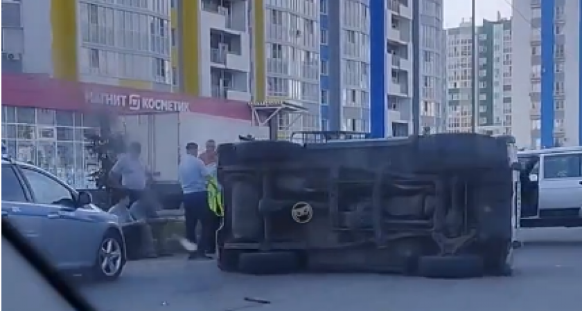 В Пензе джип опрокинулся после столкновения с бетономешалкой 