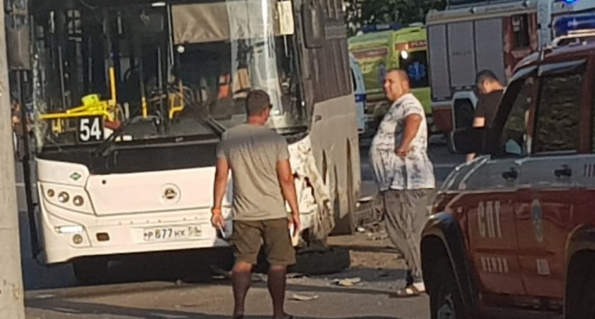 В ГИБДД рассказали, кто пострадал в ДТП на улице Суворова с автобусом №54 и такси