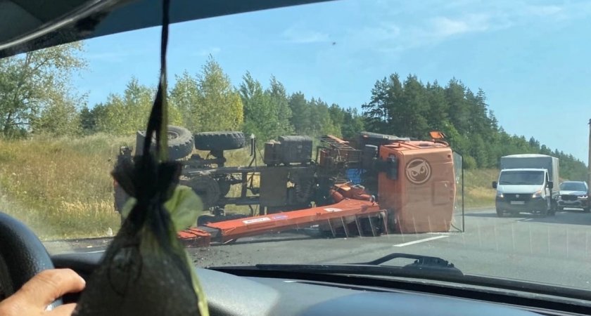 На трассе в Пензенской области перевернулся автокран