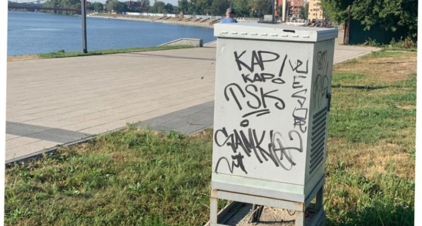 В Пензе вандалы ежедневно портят уличную мебель и наносят надписи на зданиях