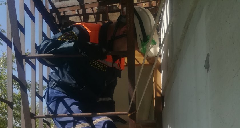 В Пензе спасатели залезли через балкон, чтобы помочь женщине упавшей в ванной 