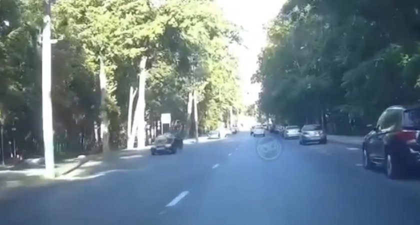 На видео попал момент ДТП на улице Лермонтова 