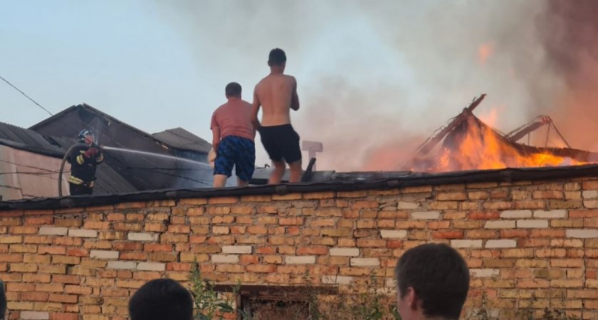 В селе Кижеватово под Пензой пожар тушит 21 человек