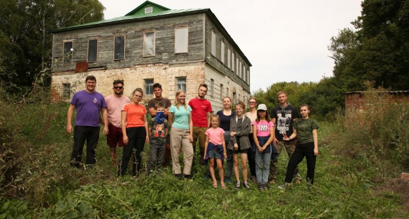 Волонтеры в Пензенской области привели в порядок территорию близ усадьбы Свиридовых