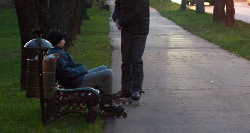 Забуду украду. Лавка. Тучный мужик на скамейке. Пожилой мужчина на скамейке. Мудрец и парень на лавочке.