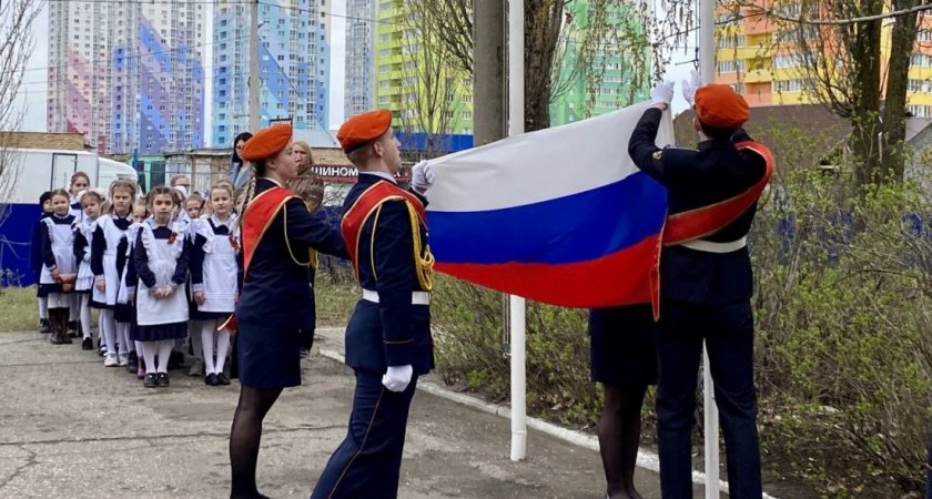 Пензенских школьников обязали петь гимн и поднимать флаг каждый понедельник