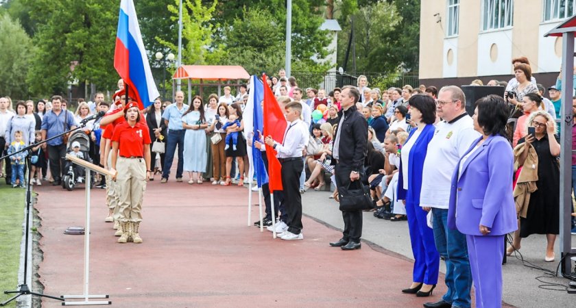 Торжественная линейка с Олегом Мельниченко началась с поднятия триколора и гимна 