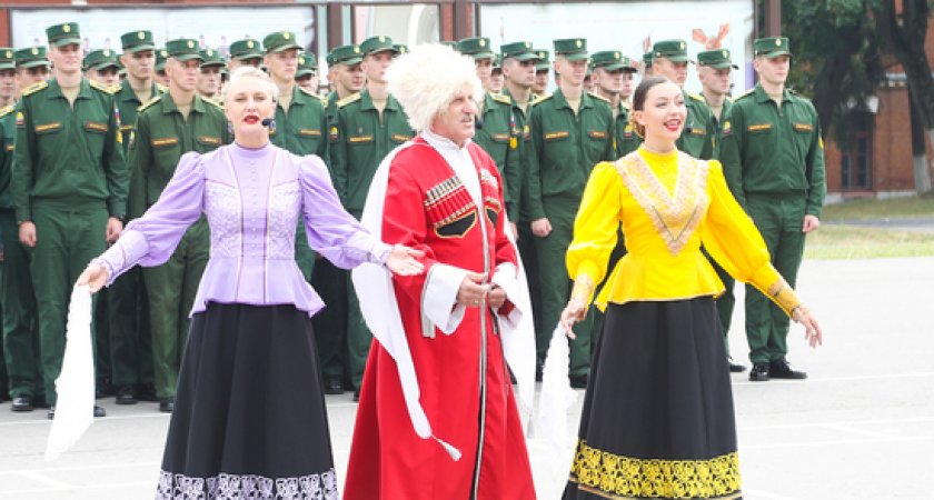 В Пензе прошел парад на плацу артинститута