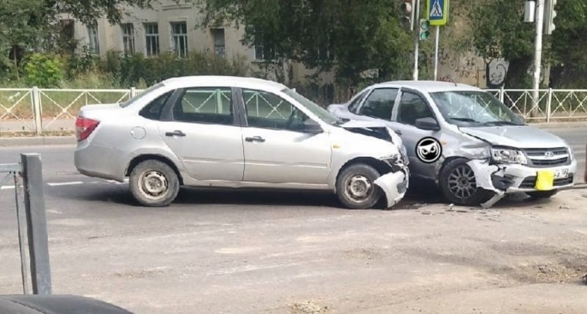 Две легковушки не поделили дорогу в Заводском районе Пензы