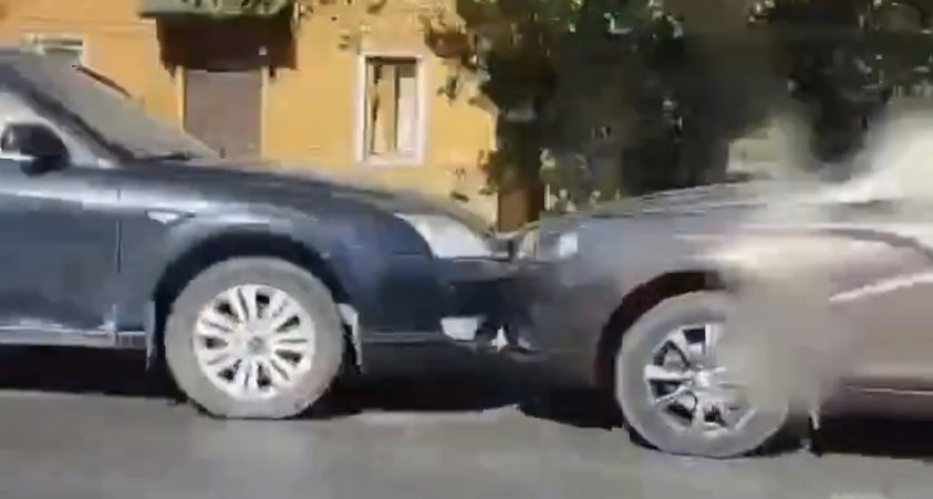 ДТП у Бакунинского моста: поцеловались две легковушки