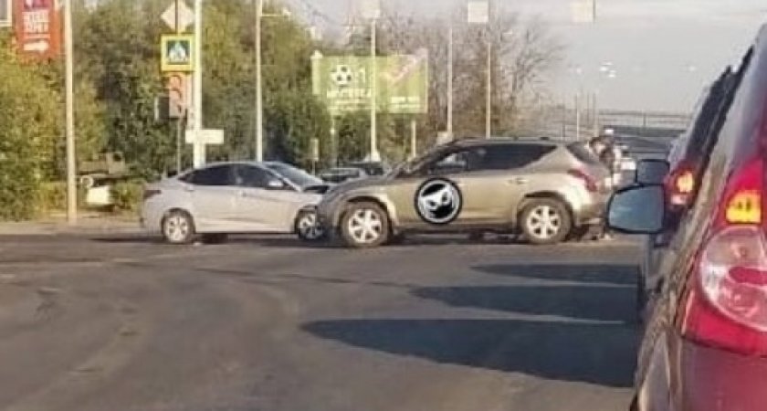 В Пензе на одном из перекрестков произошло лобовое столкновение машин