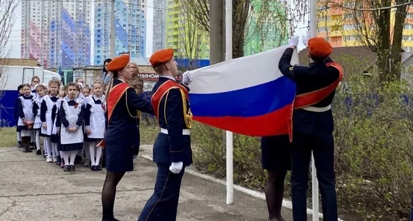 Учебная неделя пензенских школьников началась с поднятия флага