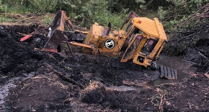 В Пензе в грязи увязла спецтехника 