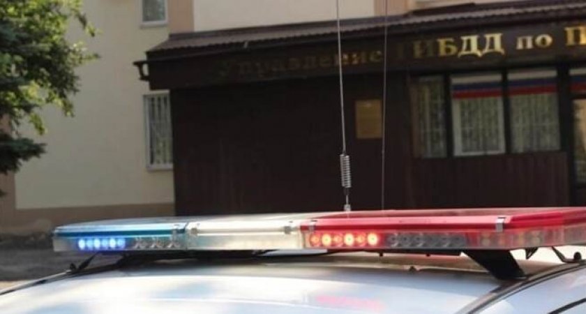 В Пензенском районе иномарка врезалась в дерево: водитель и пассажирка в больнице