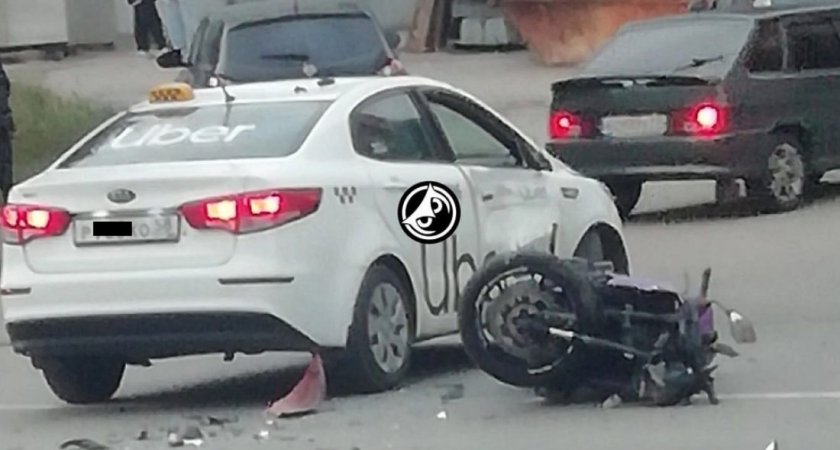 На улице Кижеватова в Пензе столкнулись мотоцикл и такси