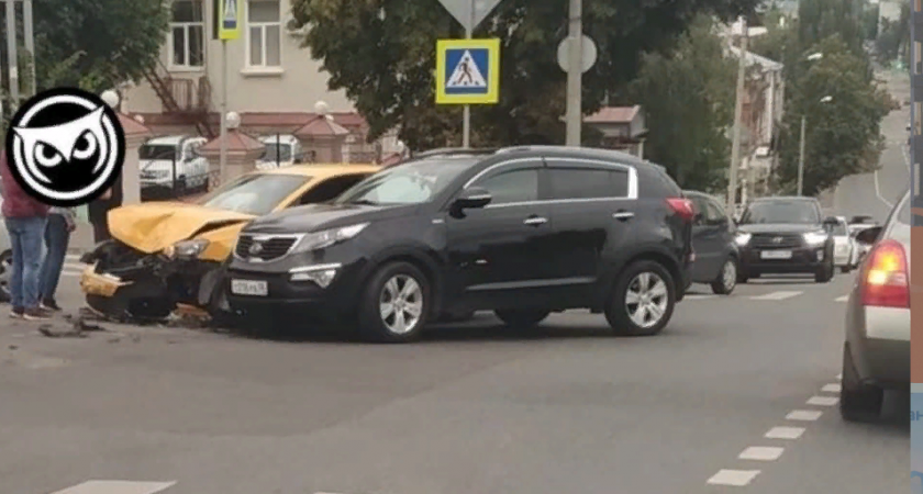 Внедорожник и автомобиль службы такси столкнулись в Пензе 