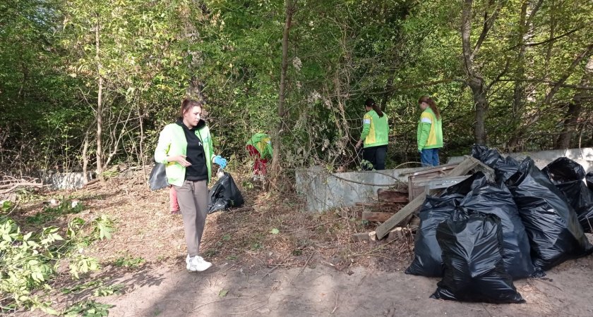 Сотрудники администрации и волонтеры собрали в Ахунах 25 мешков мусора