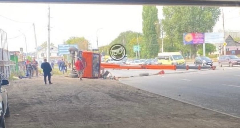 В Пензе на Луначарского рухнул строительный кран