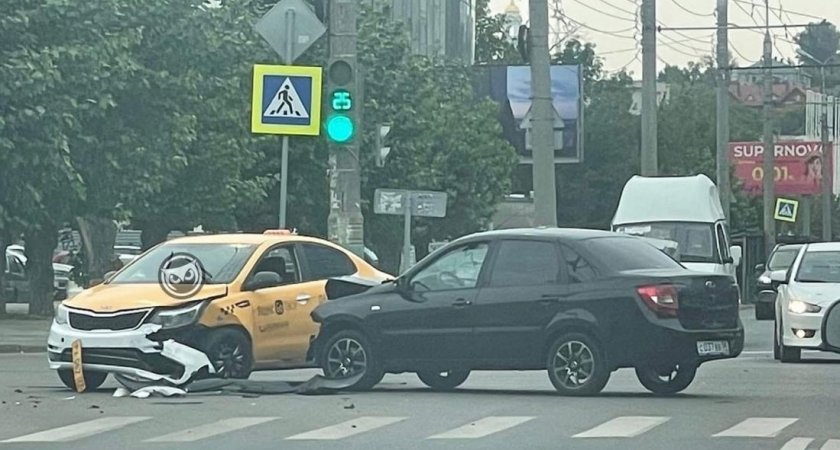 На пересечении Плеханова и Бакунина в Пензе произошло ДТП с участием такси