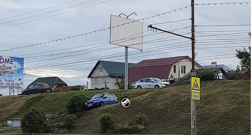 В Пензе легковушка слетела с дороги на  лестницу