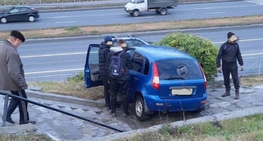 В районе путепровода в Пензе «Калина» скатилась с горы и застряла на тротуаре