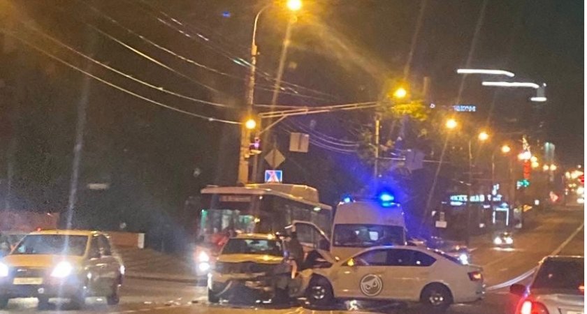 В центре Пензы в аварии раскурочило две легковушки