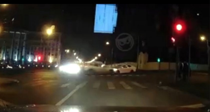 Момент ДТП на перекрестке в Пензе, где раскурочило легковушки, попал на видео