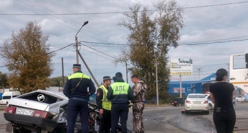 В Кузнецке Пензенской области в чудовищной аварии пополам сложилась "девятка"