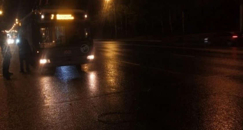 Две легковушки пострадали из-за обрыва контактного троллейбусного провода 