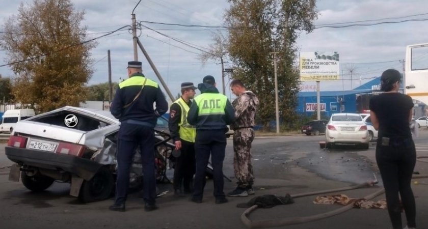 В аварии с раскуроченной в Кузнецке "девяткой" пострадали три человека, двое из них - дети