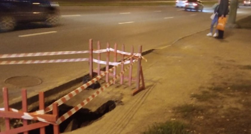 В Пензе на Суворова обрушилась часть тротуара