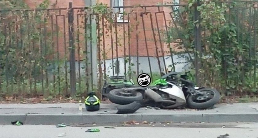 На улице Жемчужной в Пензе столкнулись легковушка и мотоцикл 