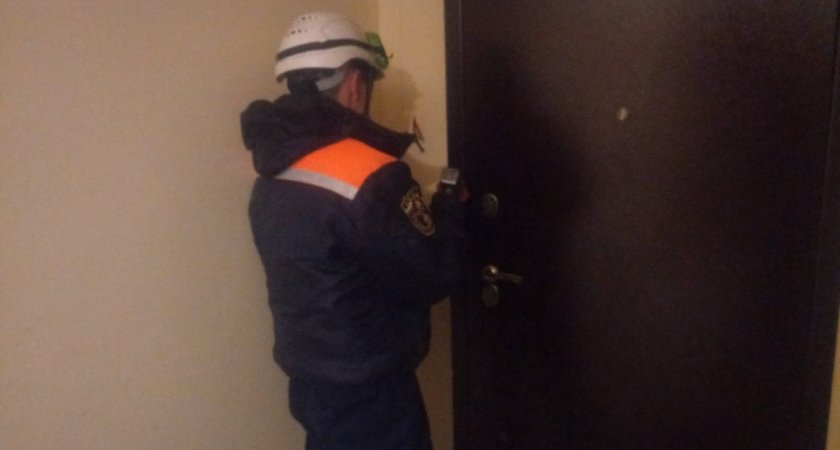 Спасатели вскрыли дверь квартиры, чтобы пустить медиков 