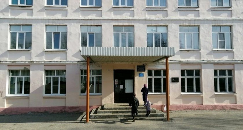 В Пензе школьный вахтер закатила скандал матери с ребенком из-за трагедии в Ижевске
