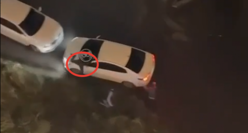 В Пензе на Бородина водитель иномарки сбил пешеходов, врезался в машину и уехал 