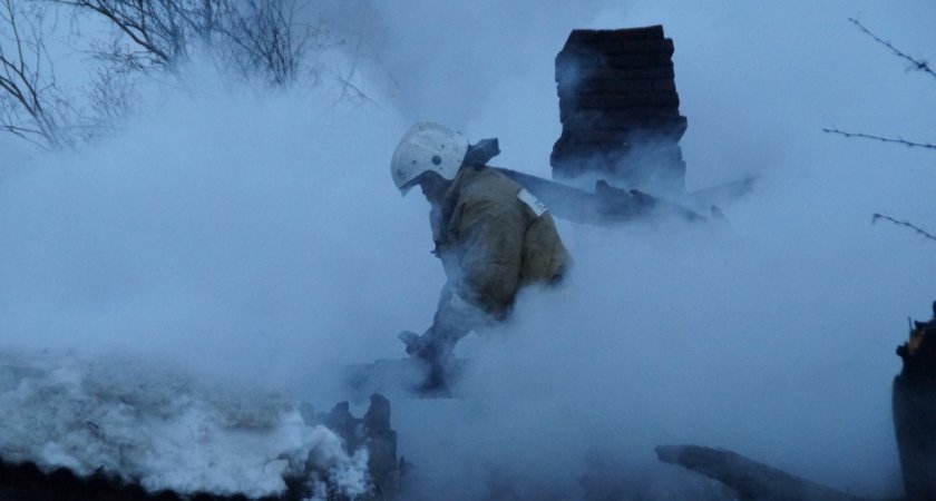 Пять огнеборцев тушили надворные постройки в селе Сердобского района