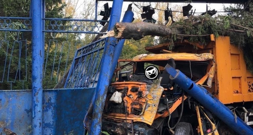 Водитель самосвала, который протаранил ворота на Ново-Тамбовской в Пензе, попал в больницу