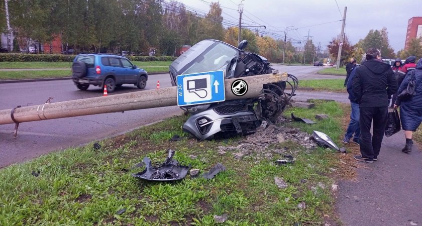 В сети опубликовали фото с места ДТП на Стасова в Пензе, где иномарку раздавил столб 
