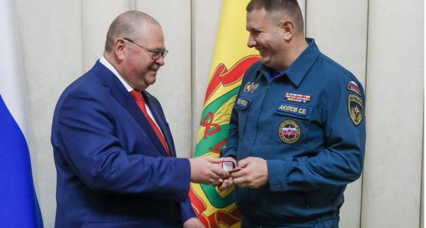 Мельниченко вручил награды трем спасателям Пензенской области 