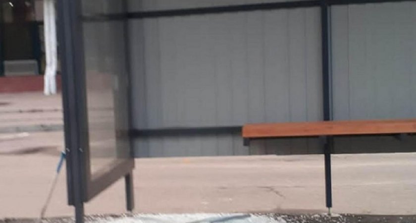 В Пензе вандалы повредили остановочный павильон