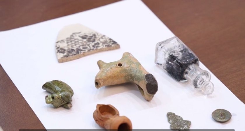 В Пензе на улице Богданова археологи нашли скульптуру, курительную трубку и посуду