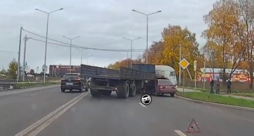 В Пензе около кладбища большегруз замял легковушку 